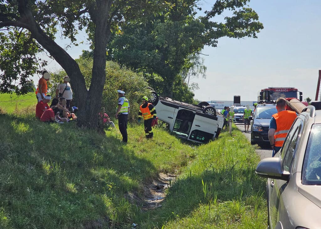 Na D10 se převrátila po nehodě dodávka na střechu. Foto: FB/Marek Šturm