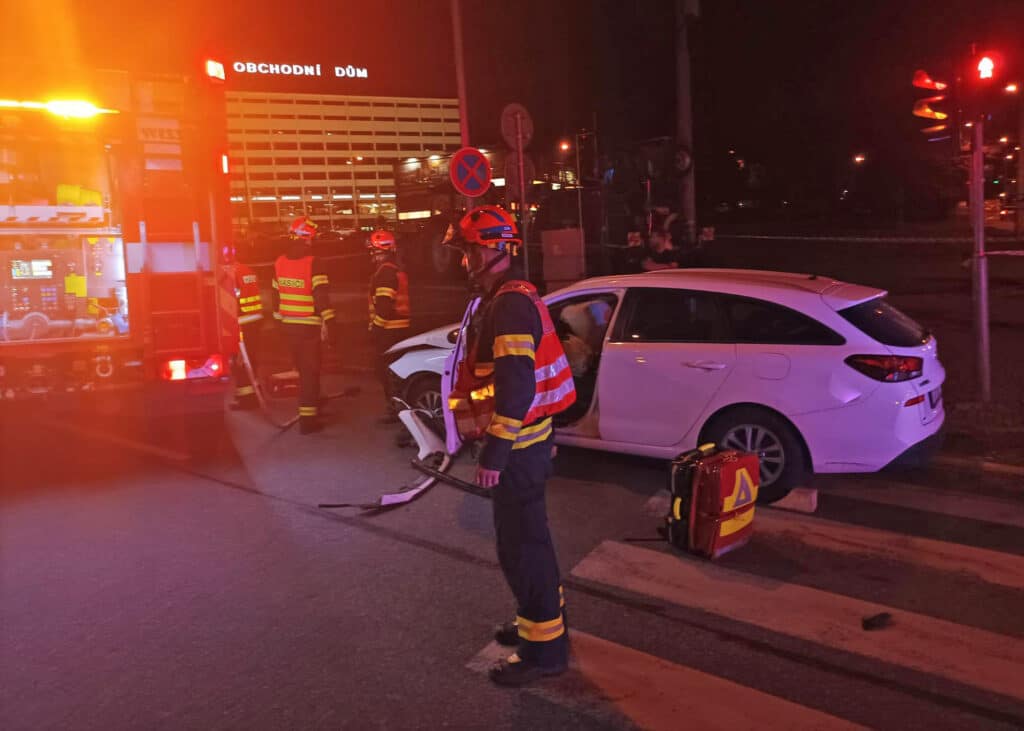 Ve centru Zlína se v noci srazilo auto s traktorem. Foto: ZZS ZLK