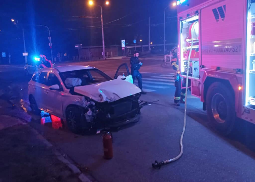 Ve centru Zlína se v noci srazilo auto s traktorem. Foto: ZZS ZLK