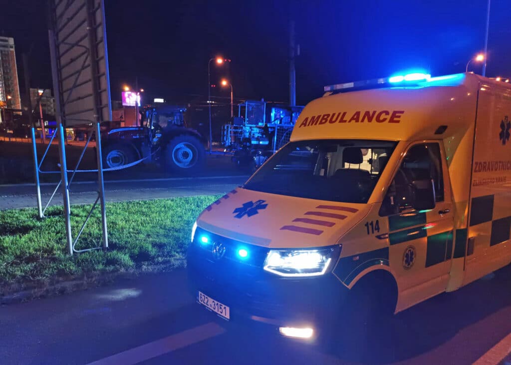 Ve centru Zlína se v noci srazilo auto s traktorem. Foto: ZZS ZLK