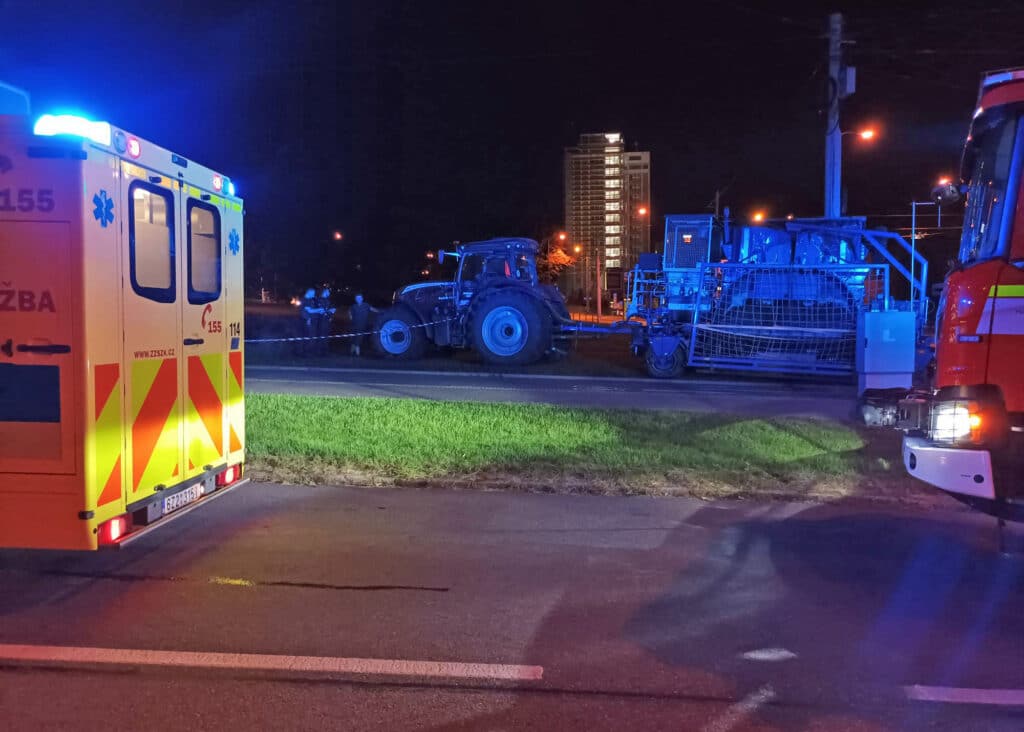 Ve centru Zlína se v noci srazilo auto s traktorem. Foto: ZZS ZLK