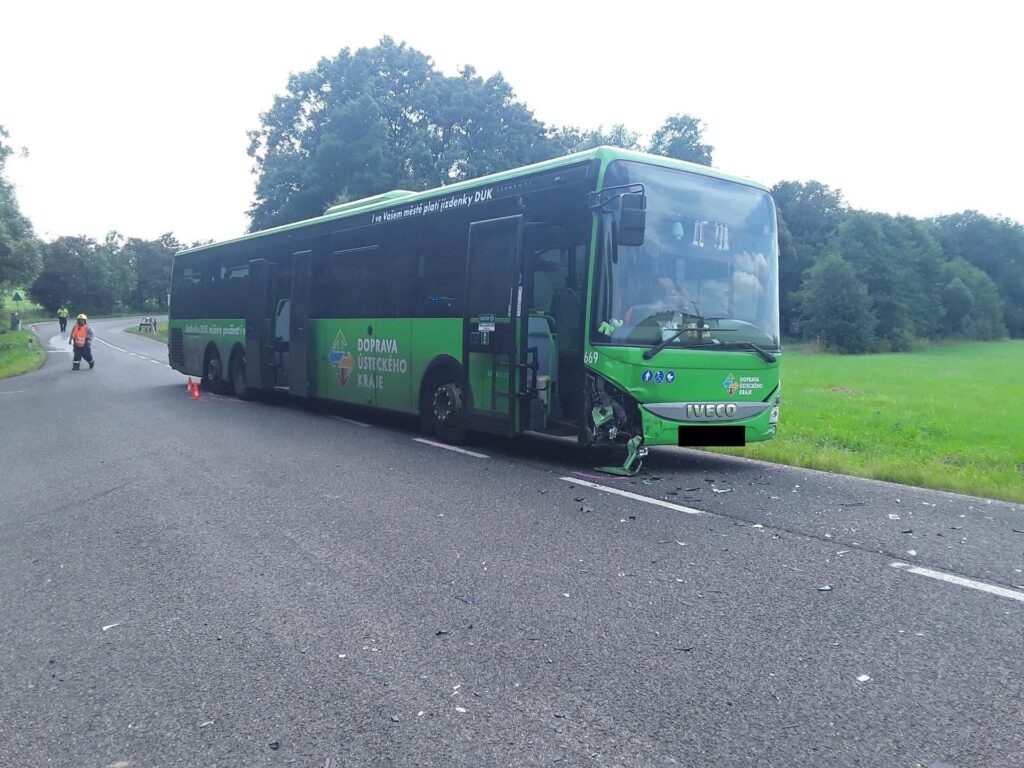 Nehoda autobusu a auta u Vlakeřic na Děčínsku. Foto: HZS
