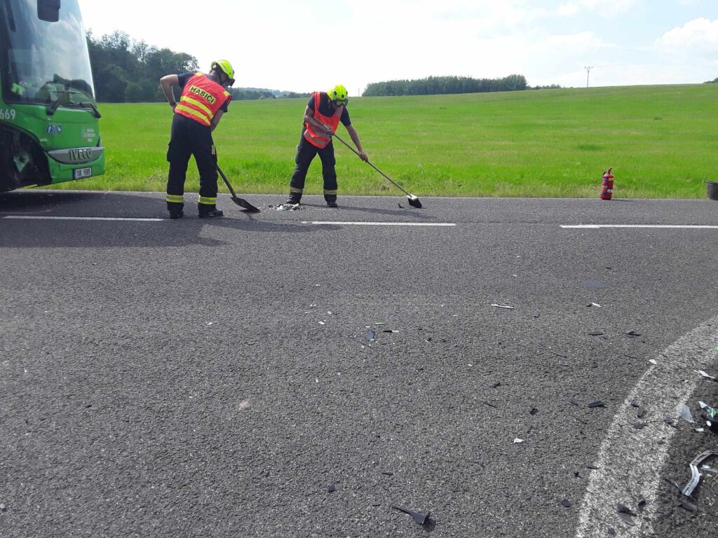 Nehoda autobusu a auta u Vlakeřic na Děčínsku. Foto: HZS
