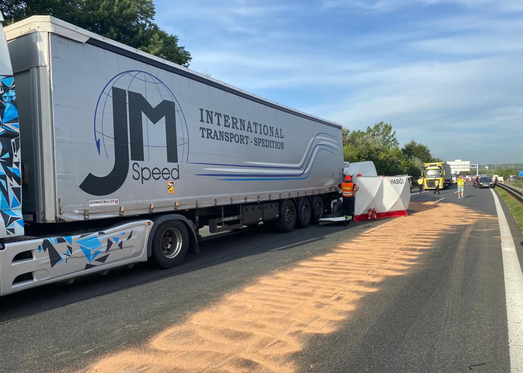 Tragická nehoda na D1 u Brna. Dodávka narazila do kamionu. Foto: Policie ČR