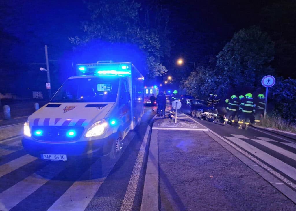 Řidička narazila do stromu v Praze u Mariánských hradeb. Foto: ZZS Praha
