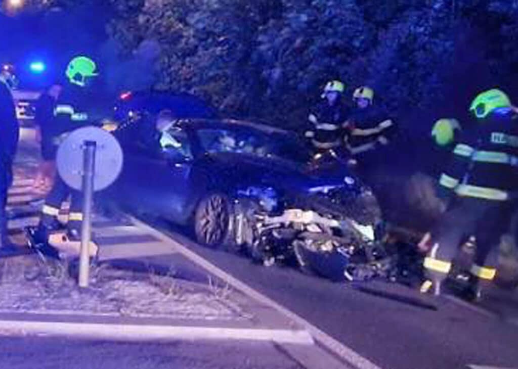 Řidička narazila do stromu v Praze u Mariánských hradeb. Foto: ZZS Praha