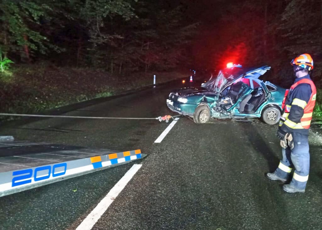 Auto do stromu narazilo v noci také na Zlínsku. Foto: HZS Zlín