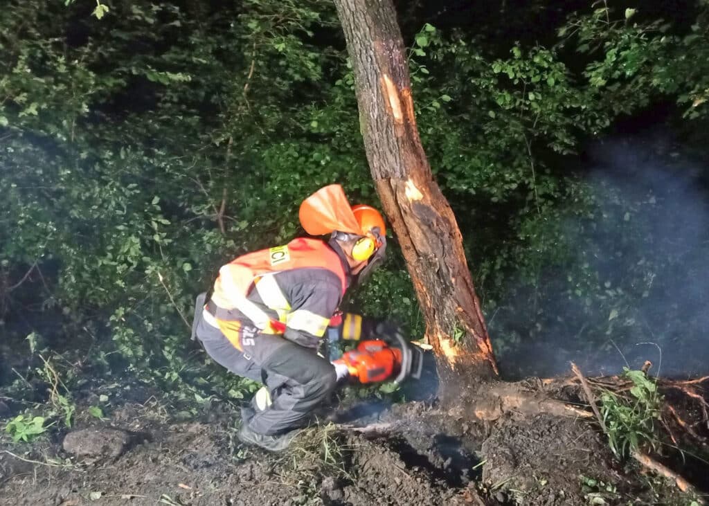 Auto do stromu narazilo v noci také na Zlínsku. Foto: HZS Zlín