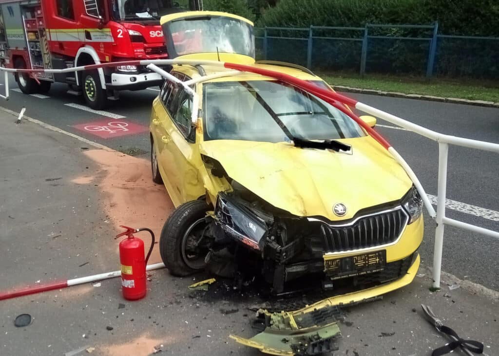 V Patočkově ulici v Praze auto vjelo do zábradlí, Foto: HZS