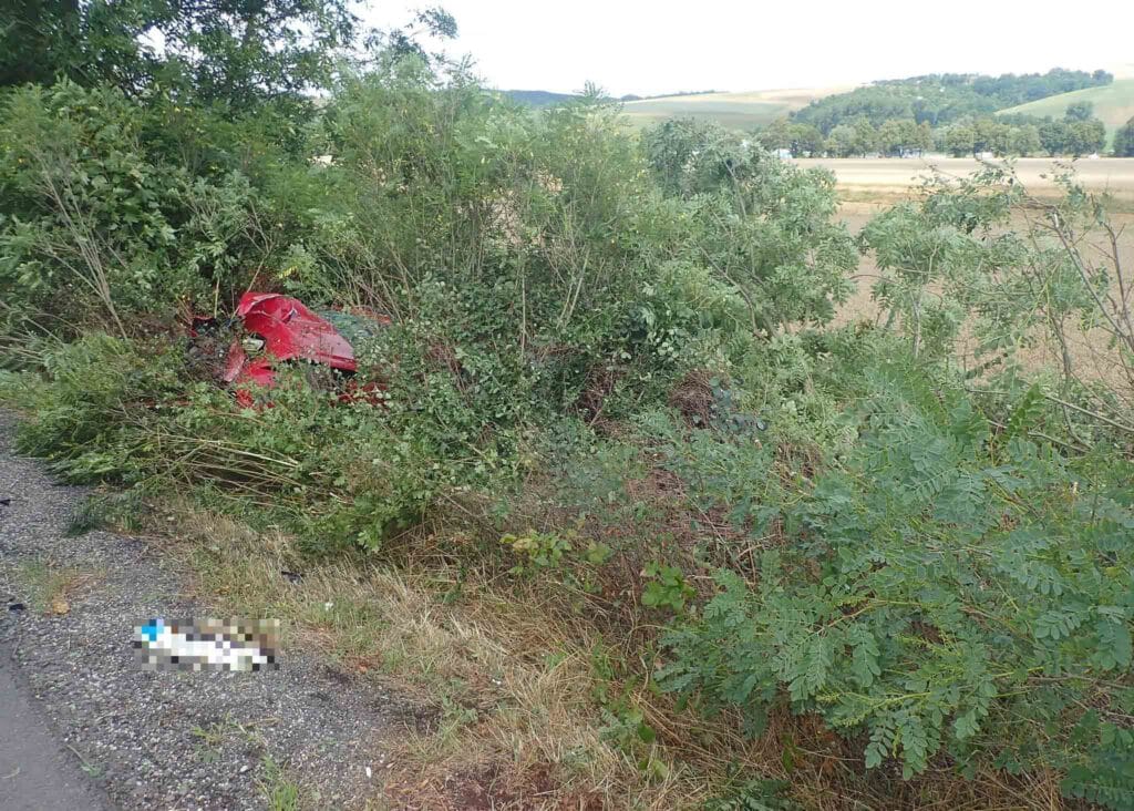 Řidička červeného vozu KIA nezvládla ve středu řízení u obce Hradčovice. Foto: HZS ZK