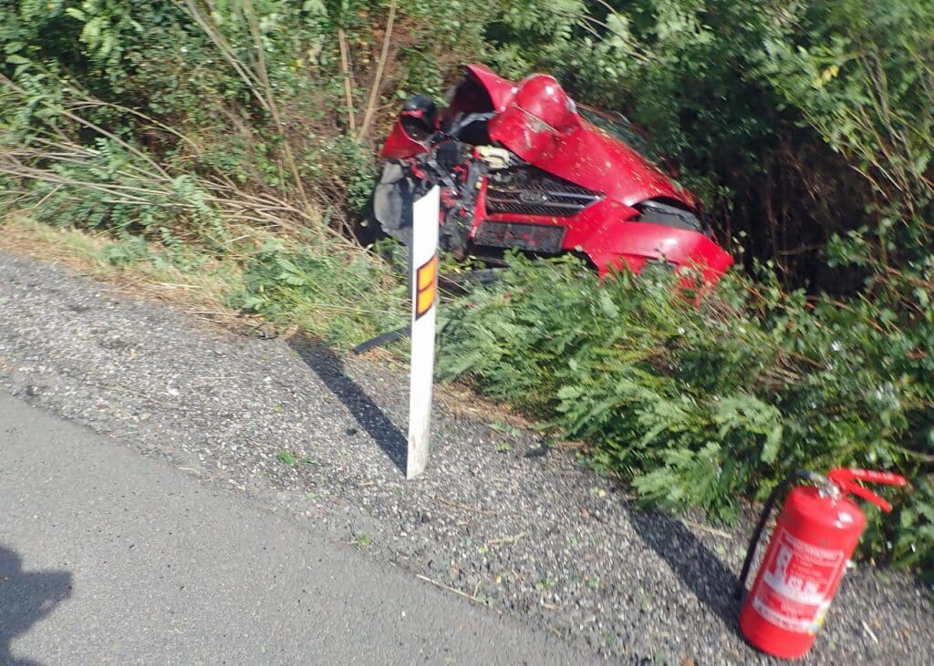 Řidička červeného vozu KIA nezvládla ve středu řízení u obce Hradčovice. Foto: HZS ZK
