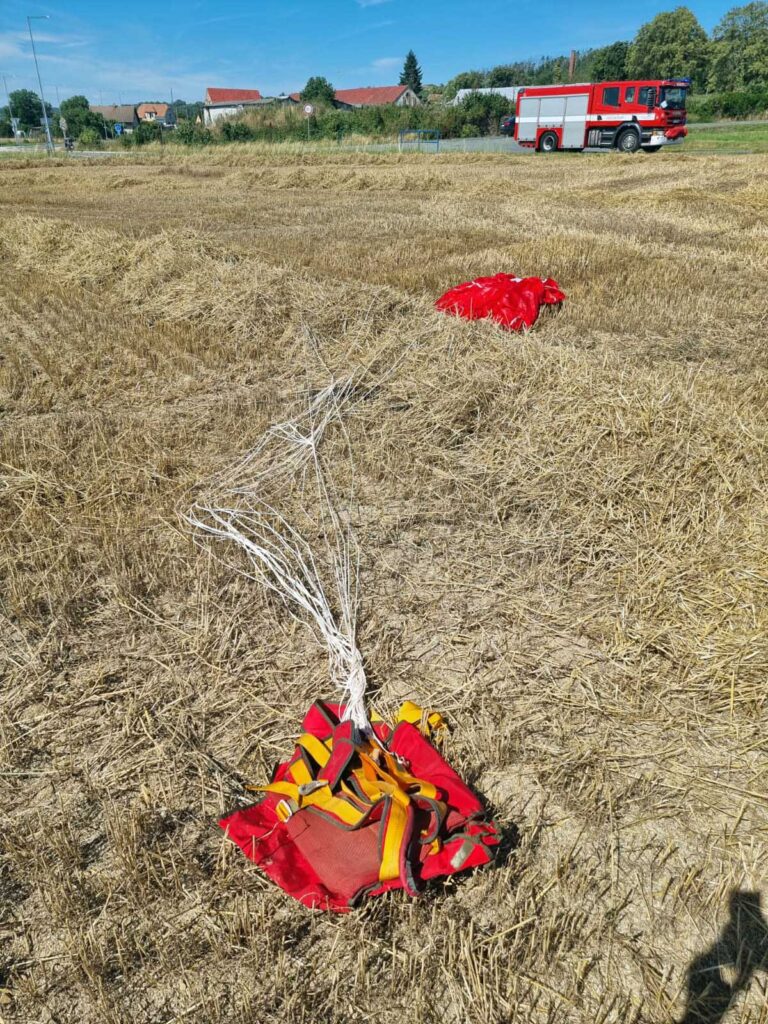 V Podhořanech se dnes zřítil kluzák. Foto: PČR