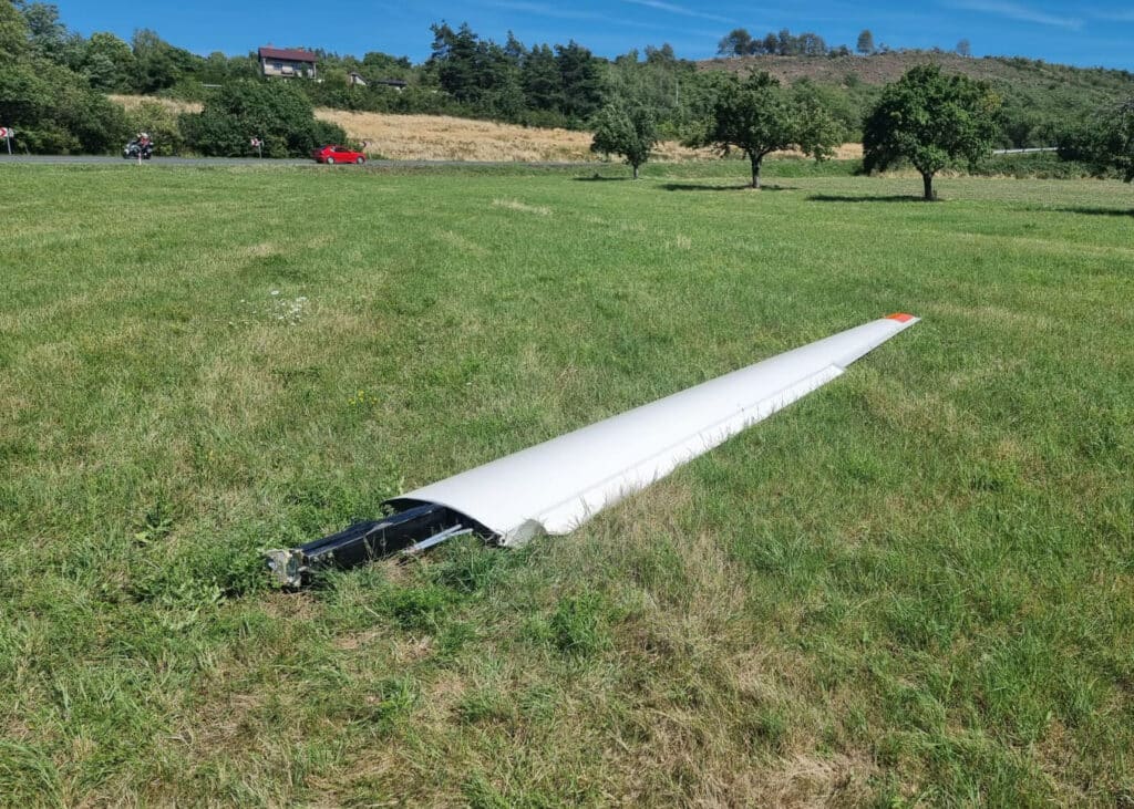 V Podhořanech se dnes zřítil kluzák. Foto: PČR