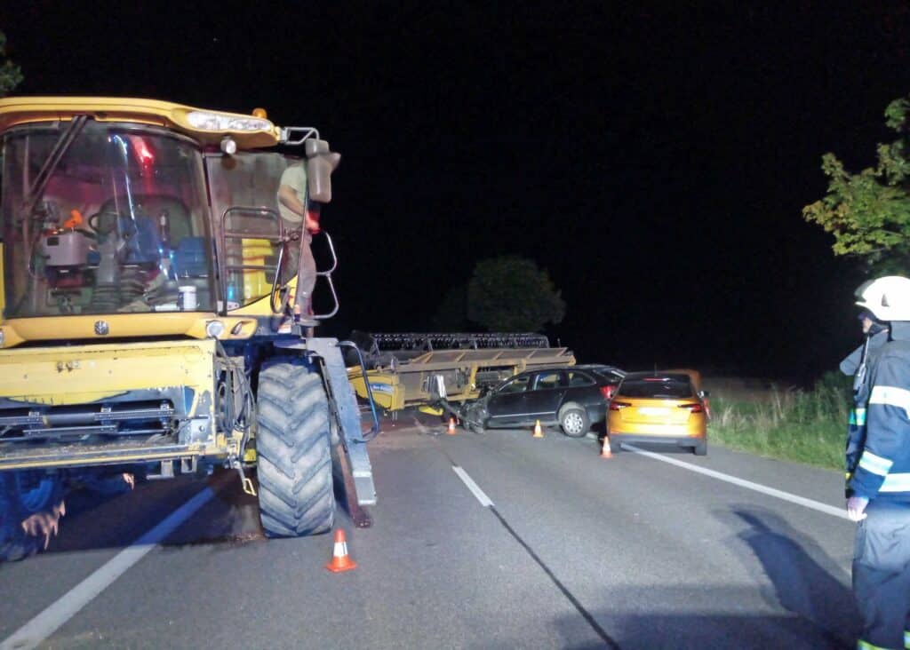 Na silnici I/16 narazila dvě auta do žací lišty kombajnu. Foto: HZS