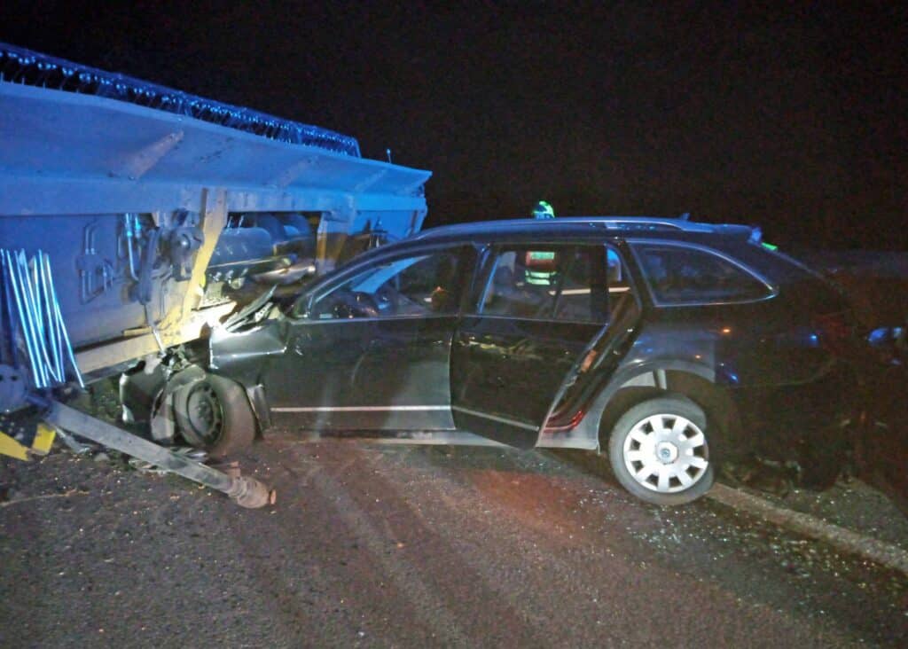 Na silnici I/16 narazila dvě auta do žací lišty kombajnu. Foto: HZS
