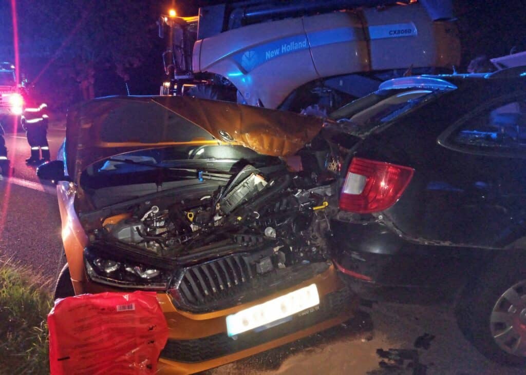 Na silnici I/16 narazila dvě auta do žací lišty kombajnu. Foto: HZS