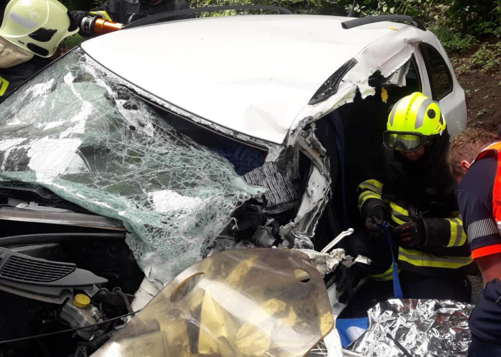 Vážná nehoda Fabie a přívěsu u Konopiště. Foto: HZS STC