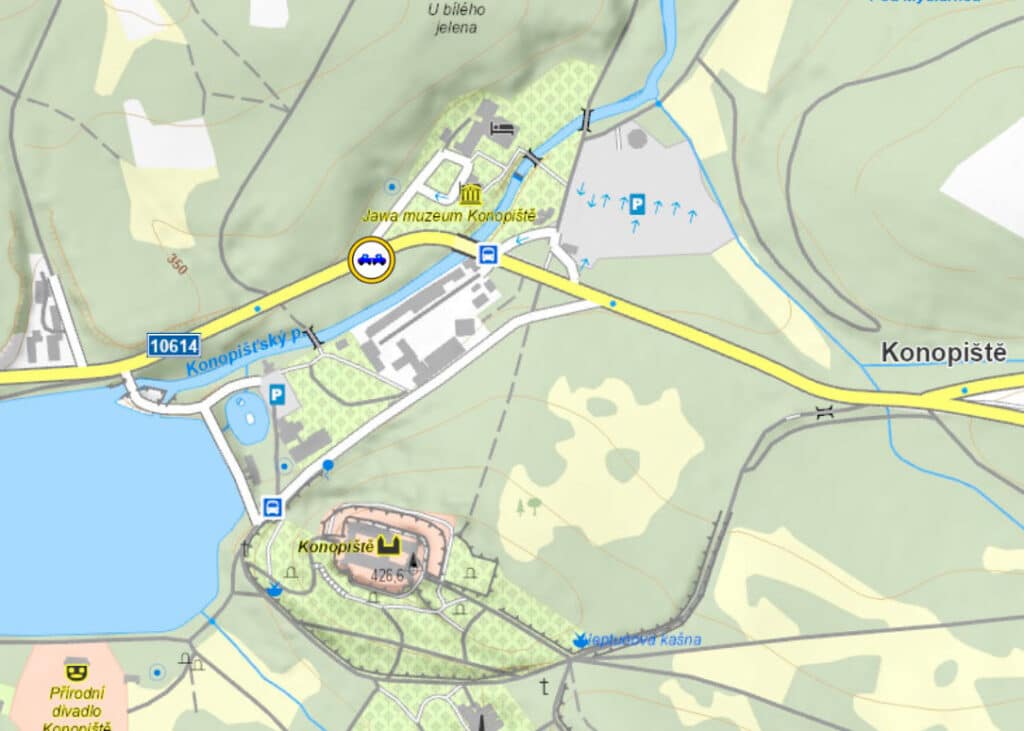 Vážná nehoda Fabie a přívěsu u Konopiště. Foto: HZS STC