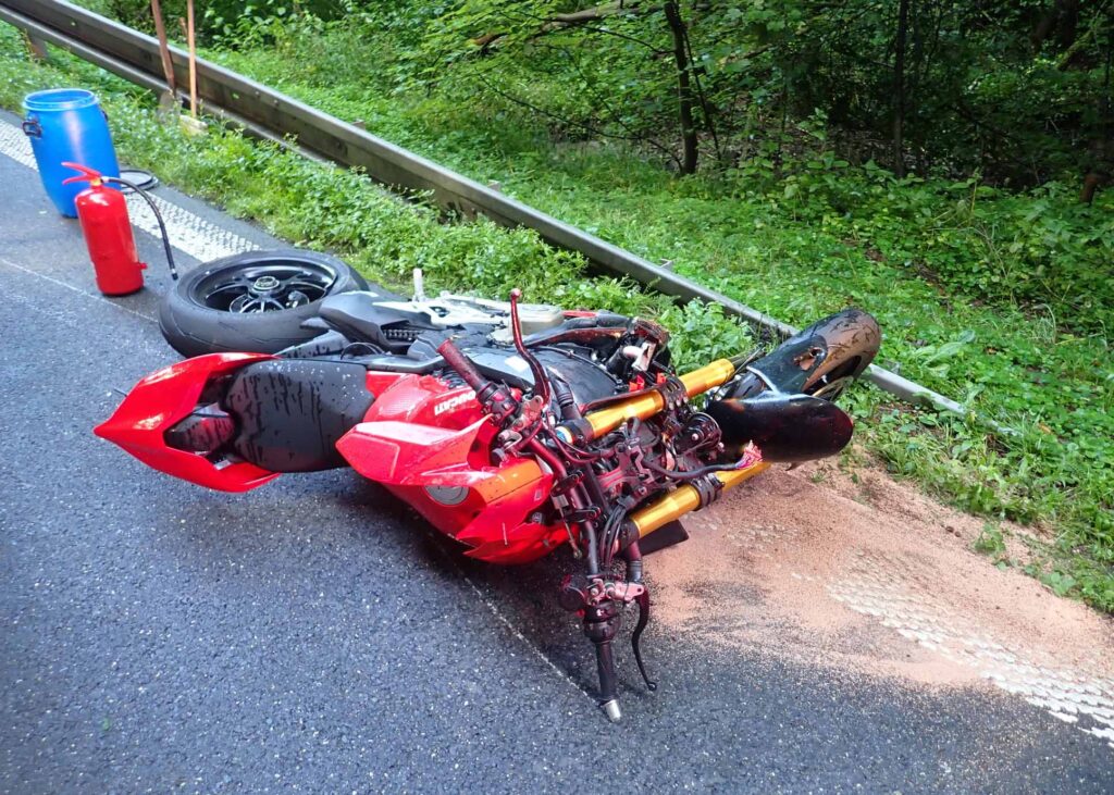 Jízdu motorkáře v Zádveřicích – Rakové na Zlínsku ukončil náraz do stromu. Foto: HZS ZK