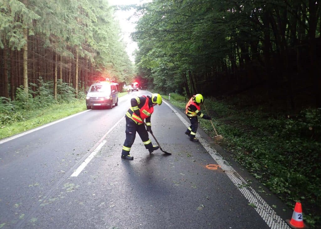 Jízdu motorkáře v Zádveřicích – Rakové na Zlínsku ukončil náraz do stromu. Foto: HZS ZK