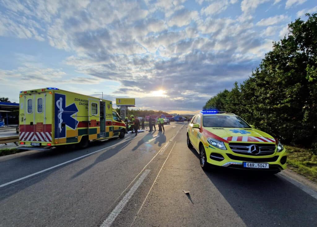 Nehoda motorky v Českobrodské ulici v Praze. Foto: ZZS Praha