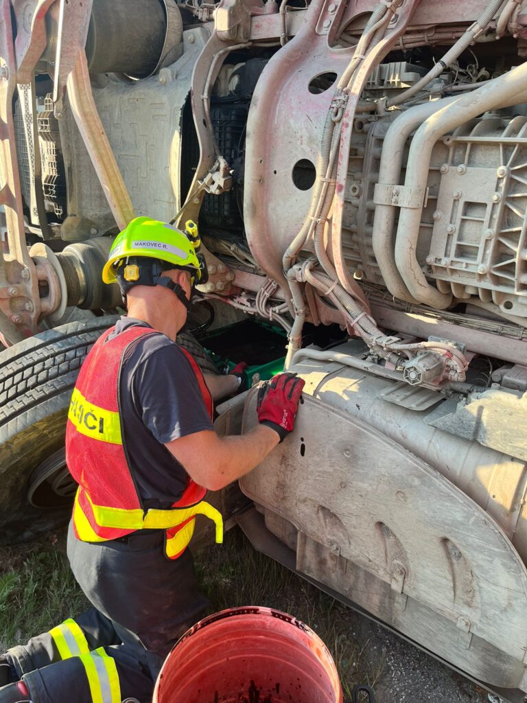 Nehoda kamionu se dřevem zablokovala dálnici D3 na České Budějovice. Foto: HZS
