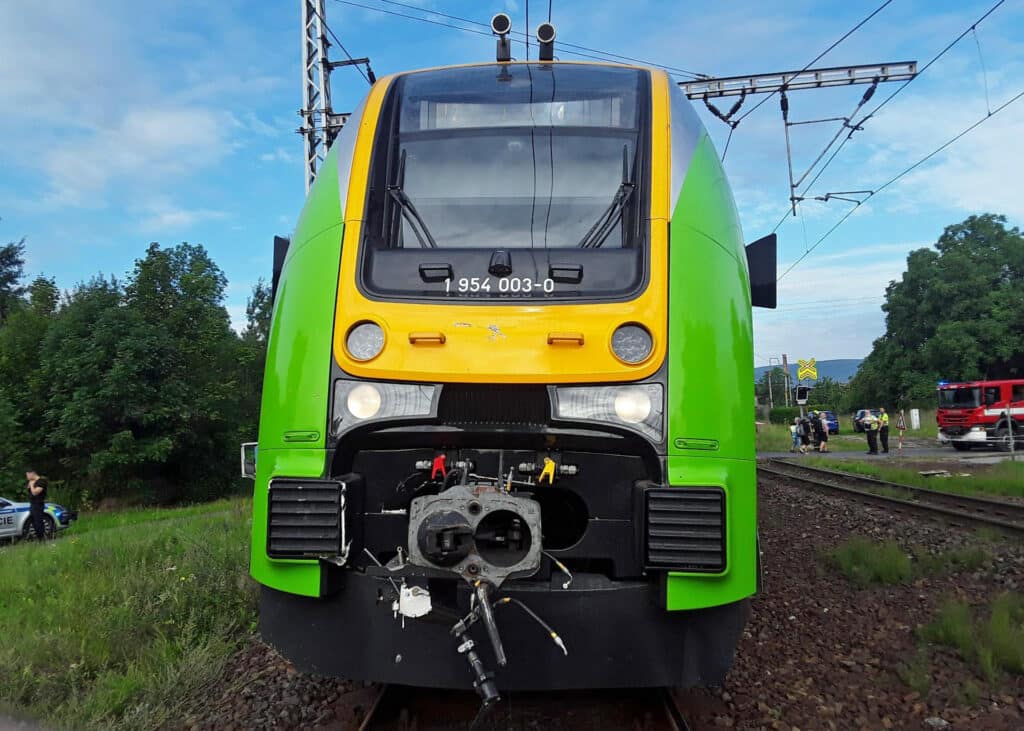 Nákladní vůz vjel před vlak v Děčíně Starém Městě. Foto: HZS