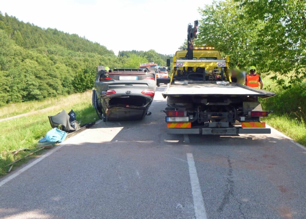 Vážná nehoda na Novopacku. Řidič převrátil Hyundai na střechu. Foto: HZS