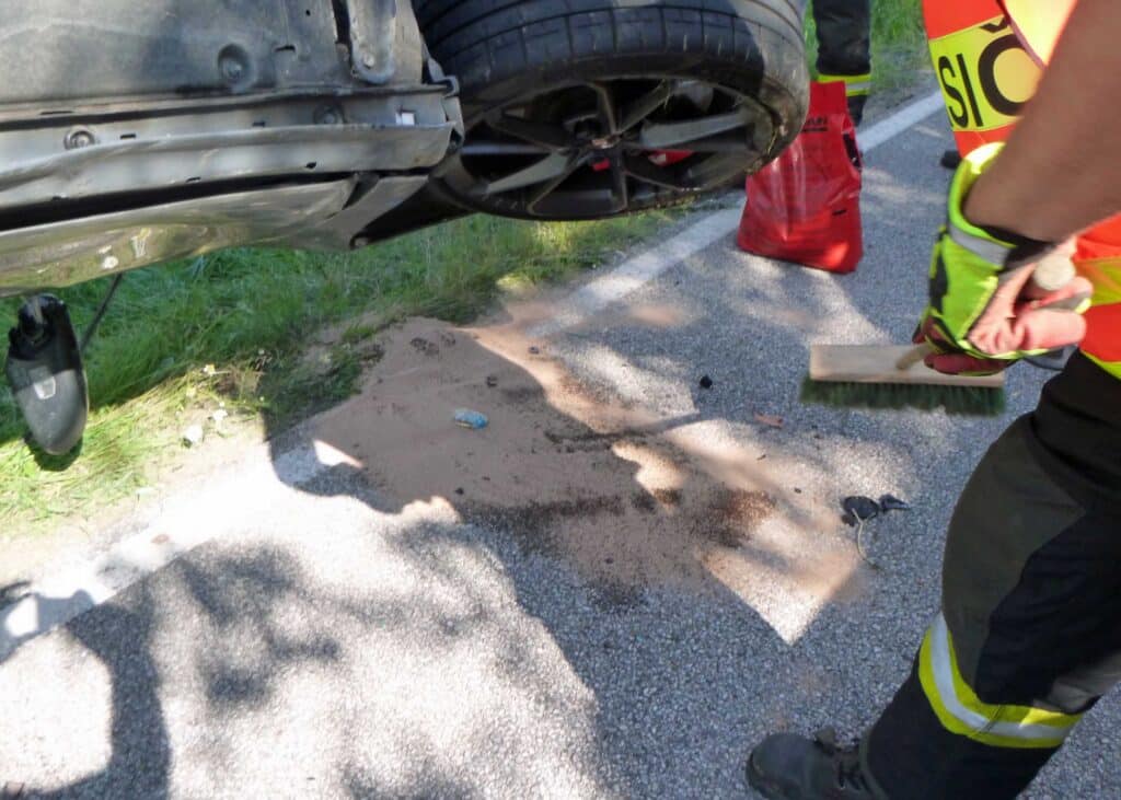 Vážná nehoda na Novopacku. Řidič převrátil Hyundai na střechu. Foto: HZS