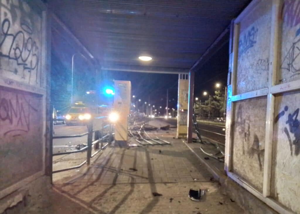 Řidička v Olomouci vrazila do zastávky Pionýrská a srazila dva lidi. Foto: HZS