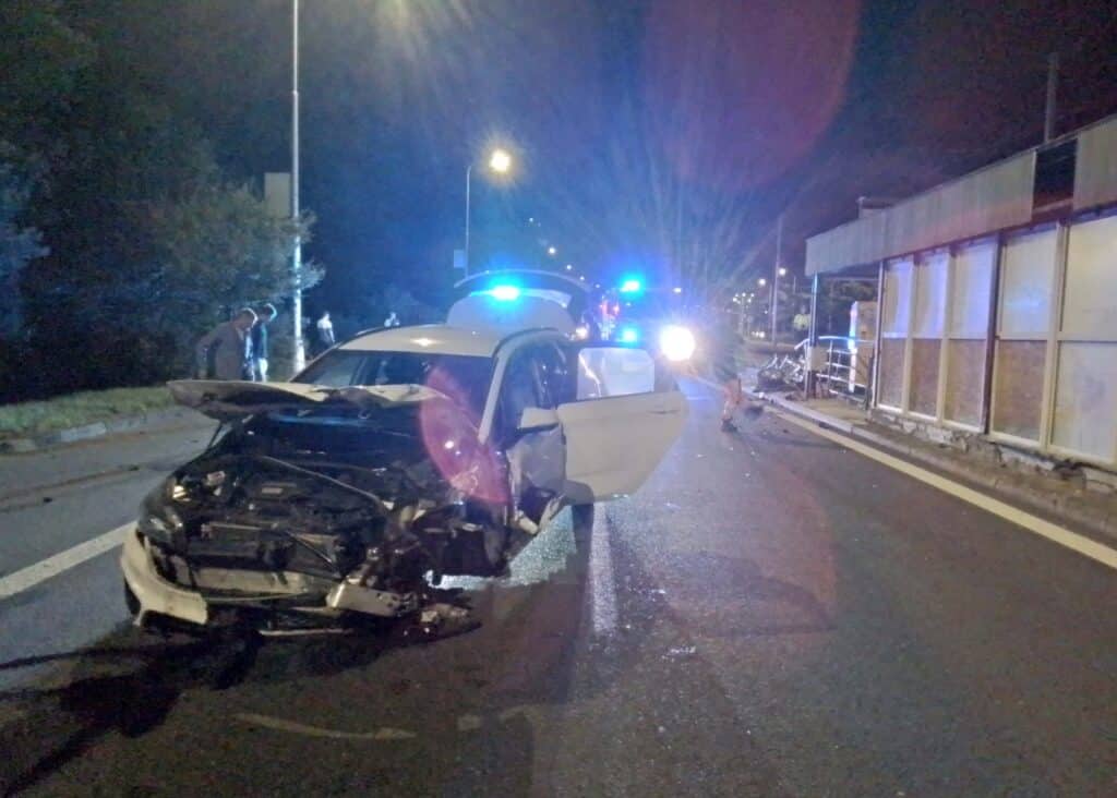 Řidička v Olomouci vrazila do zastávky Pionýrská a srazila dva lidi. Foto: HZS