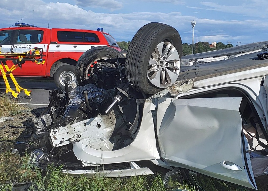 Auto po nehodě skončilo na střeše v Praze v ulici Pod Jankovem. Foto: HZS Praha