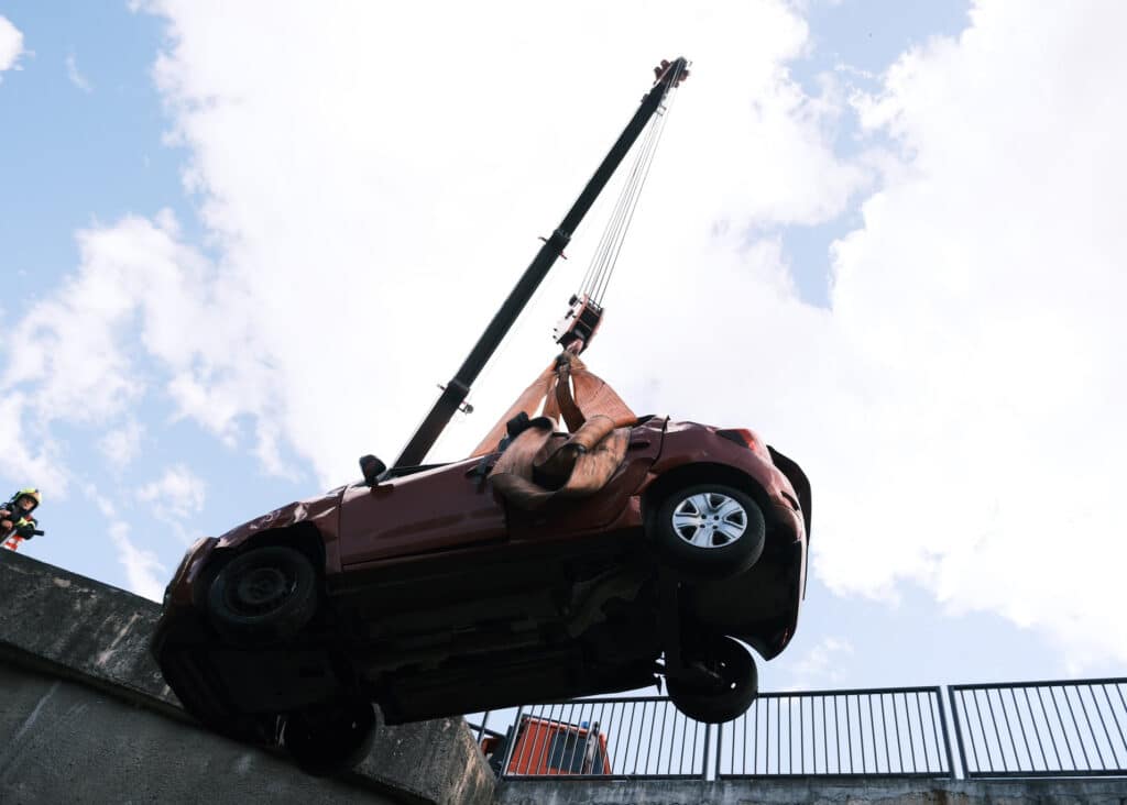 Auto v Černokostelecké ulici v Praze vyletělo z mostu a zřítilo se na koleje. Foto: HZS Praha