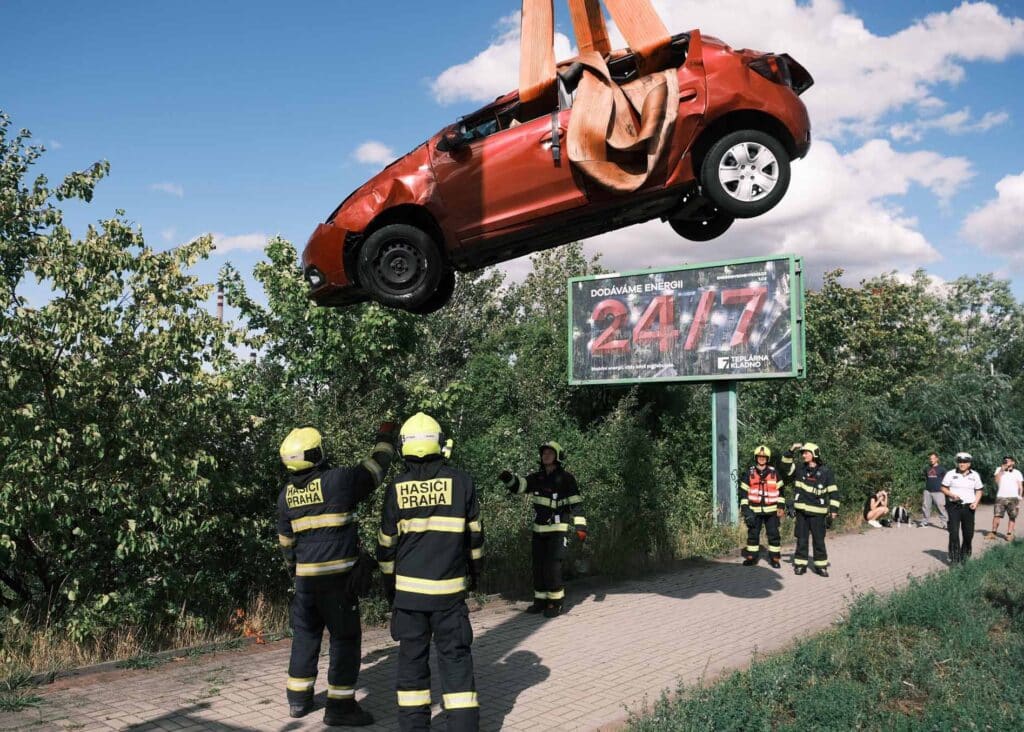 Auto v Černokostelecké ulici v Praze vyletělo z mostu a zřítilo se na koleje. Foto: HZS Praha