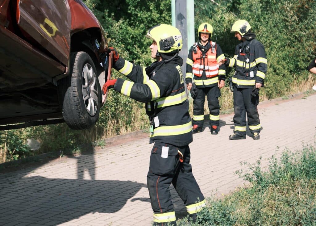 Auto v Černokostelecké ulici v Praze vyletělo z mostu a zřítilo se na koleje. Foto: HZS Praha
