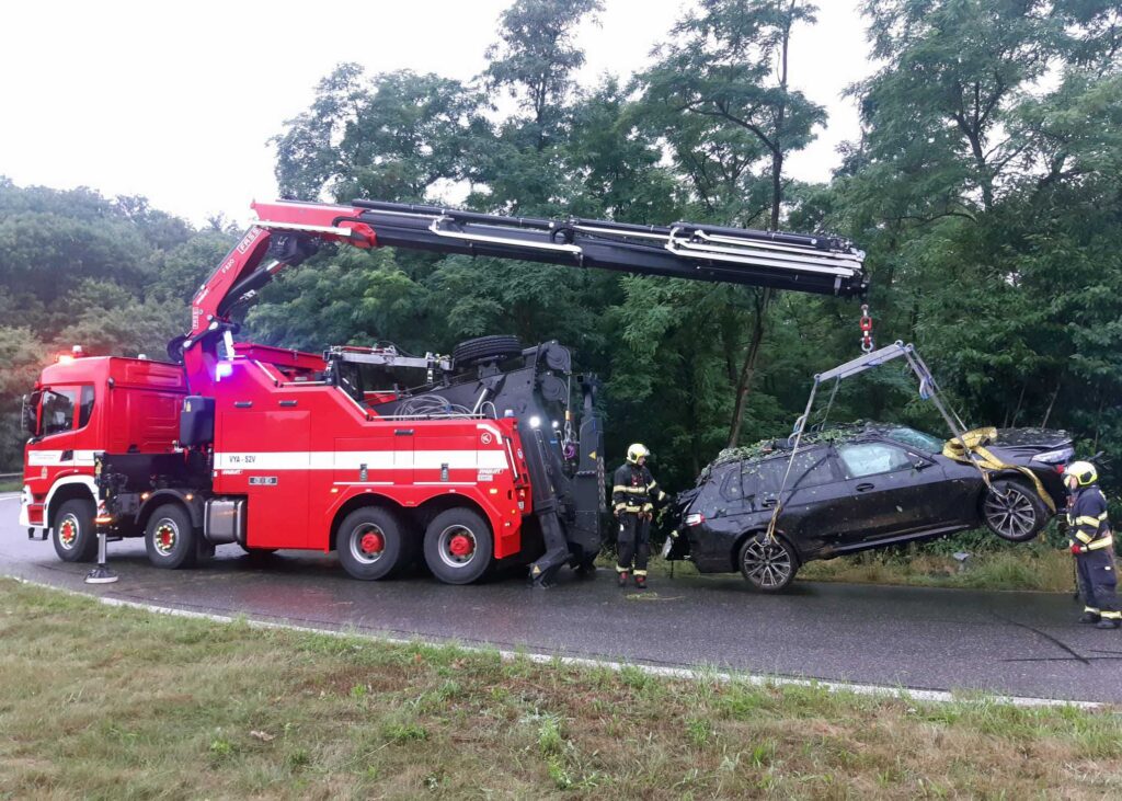Řidič BMW v Praze Strakonické ulici prorazil svodidla a vyletěl ze silnice. Foto: HZS