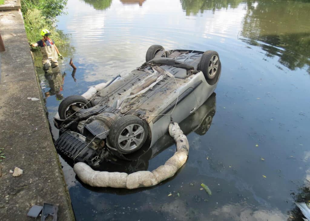 Opilý řidič skončil ve Svatoňovicích s autem v rybníku. Foto: HZS a PČR