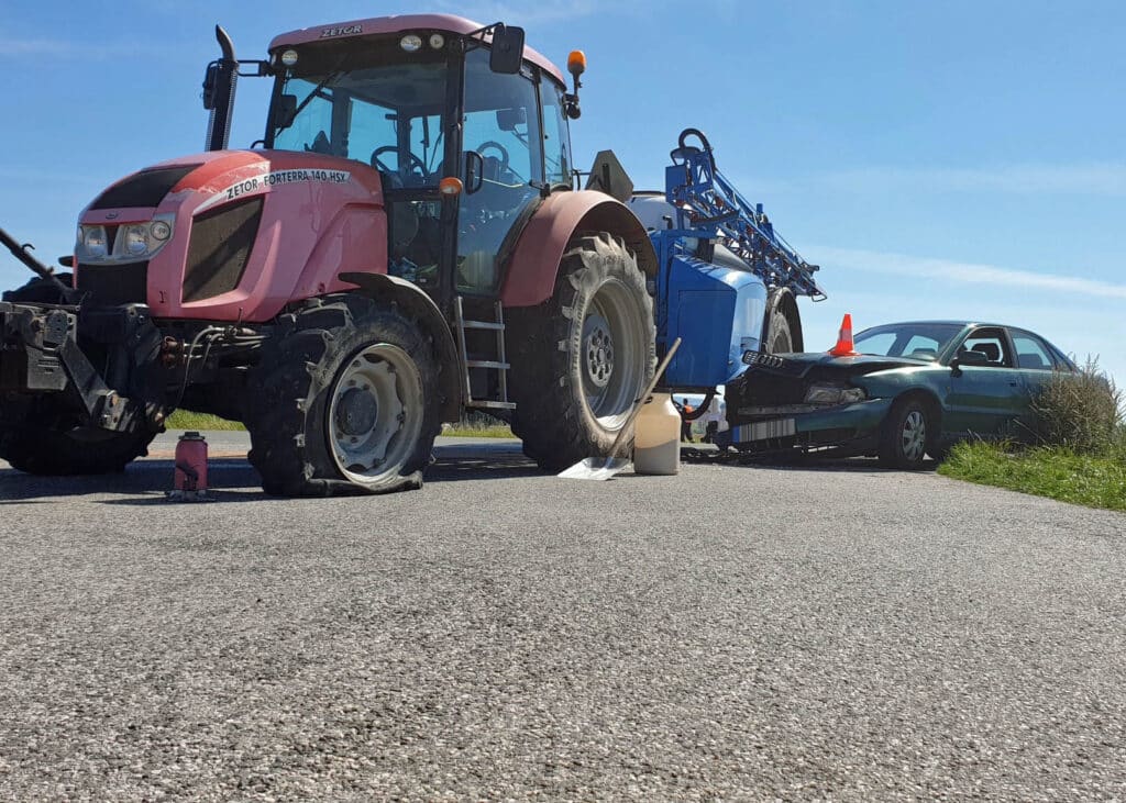 Traktor se srazil s autem u Zábrodí na Náchodsku. Foto: Hasiči Červený Kostelec