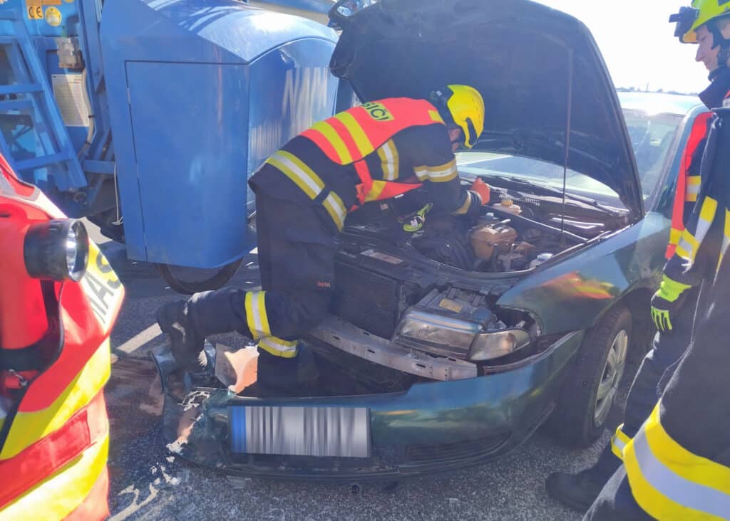 Traktor se srazil s autem u Zábrodí na Náchodsku. Foto: Hasiči Červený Kostelec