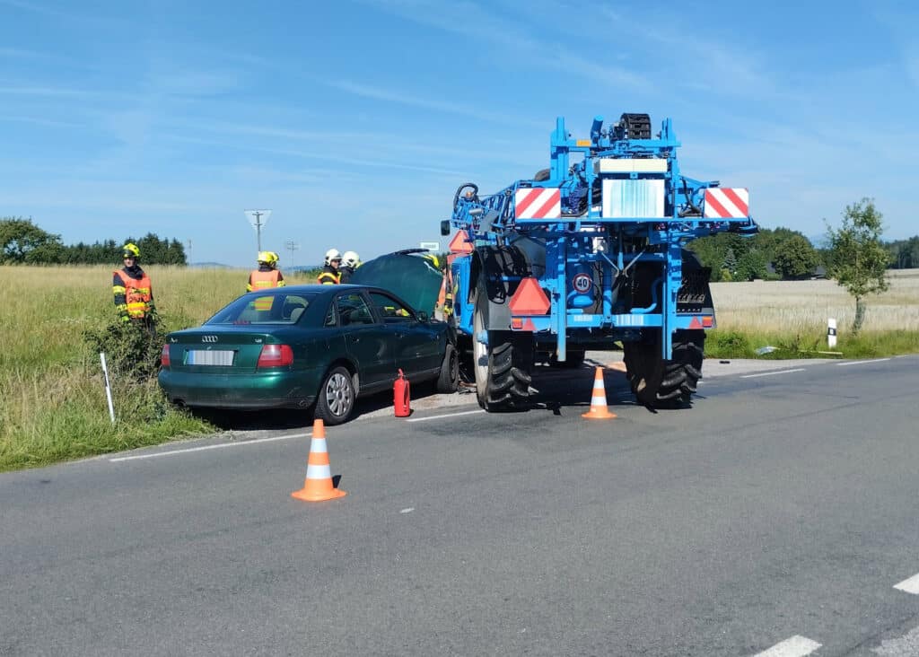 Traktor se srazil s autem u Zábrodí na Náchodsku. Foto: Hasiči Červený Kostelec