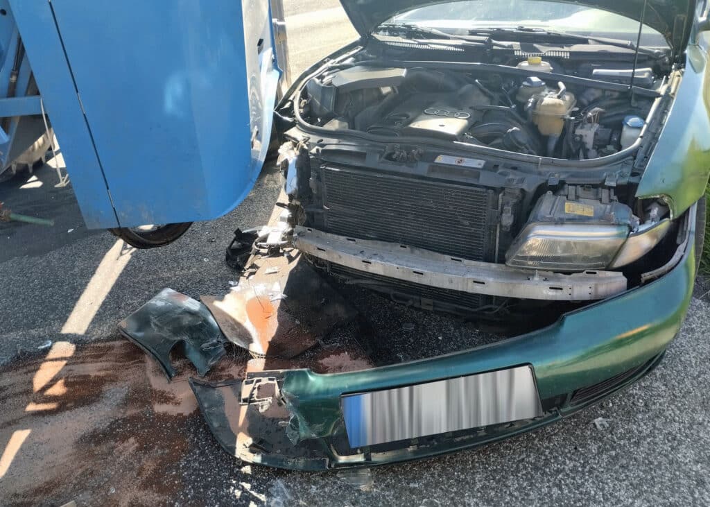 Traktor se srazil s autem u Zábrodí na Náchodsku. Foto: Hasiči Červený Kostelec