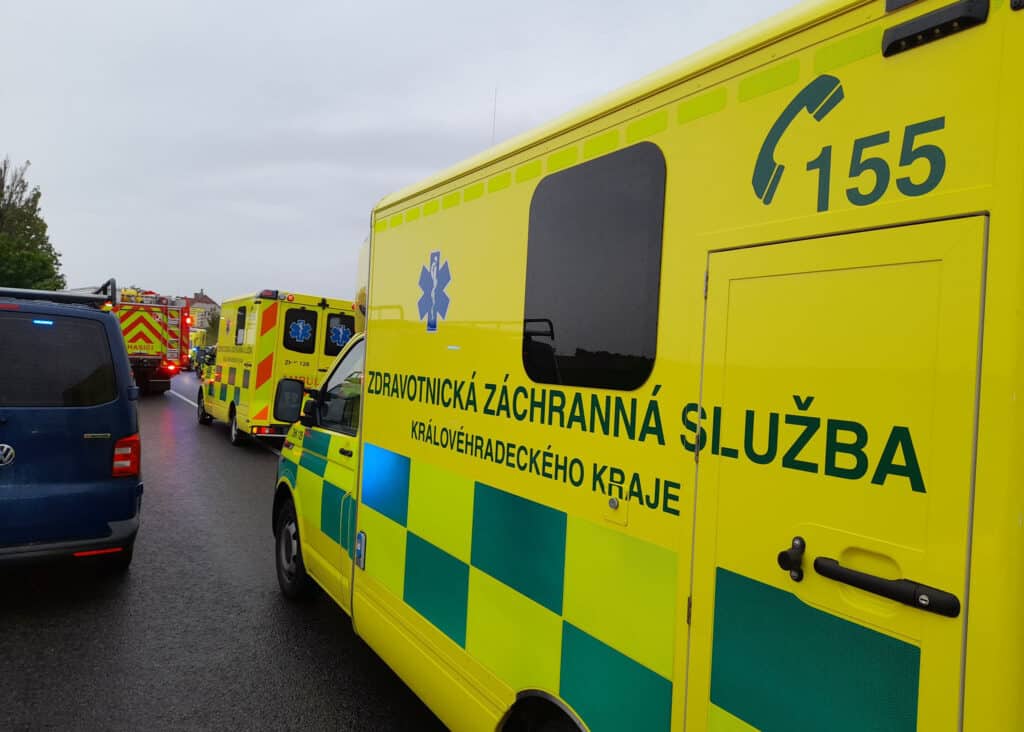 Vážná nehoda se stala v úterý dopoledne na silnici I/35 mezi Hradcem Králové a Hořicemi. Foto: HZS KHK