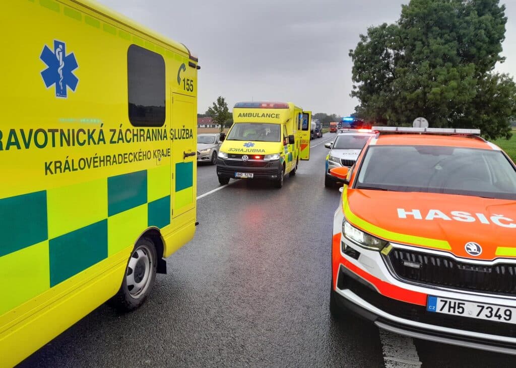 Vážná nehoda se stala v úterý dopoledne na silnici I/35 mezi Hradcem Králové a Hořicemi. Foto: HZS KHK