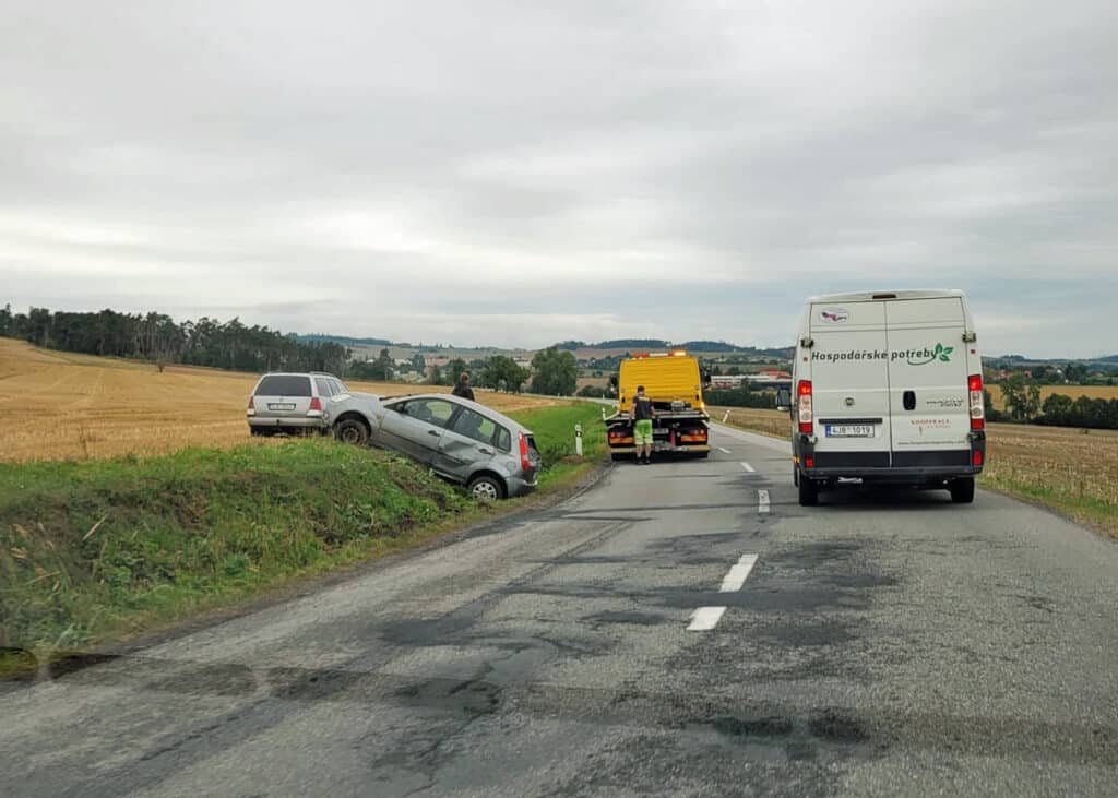 Nehoda auta za jihočeským Krahulovem. Foto: Michaela Tichá
