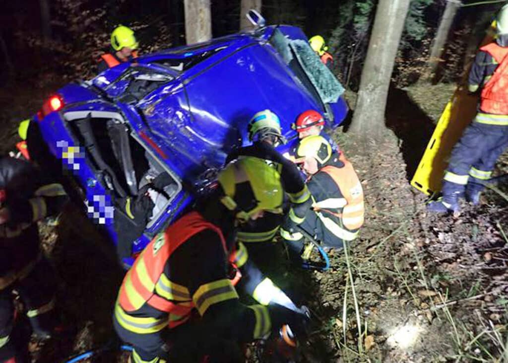 Vážná nehoda v Zádveřicích-Rakové na Zlínsku. Auto skončilo mezi stromy. Foto: HZS ZLK