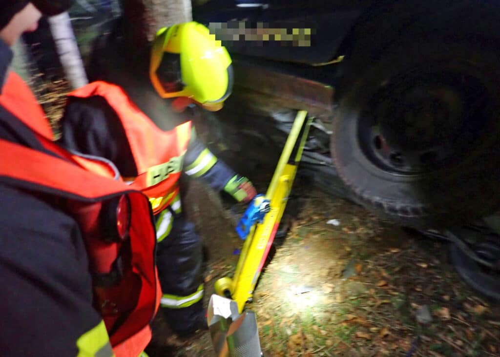 Vážná nehoda v Zádveřicích-Rakové na Zlínsku. Auto skončilo mezi stromy. Foto: HZS ZLK