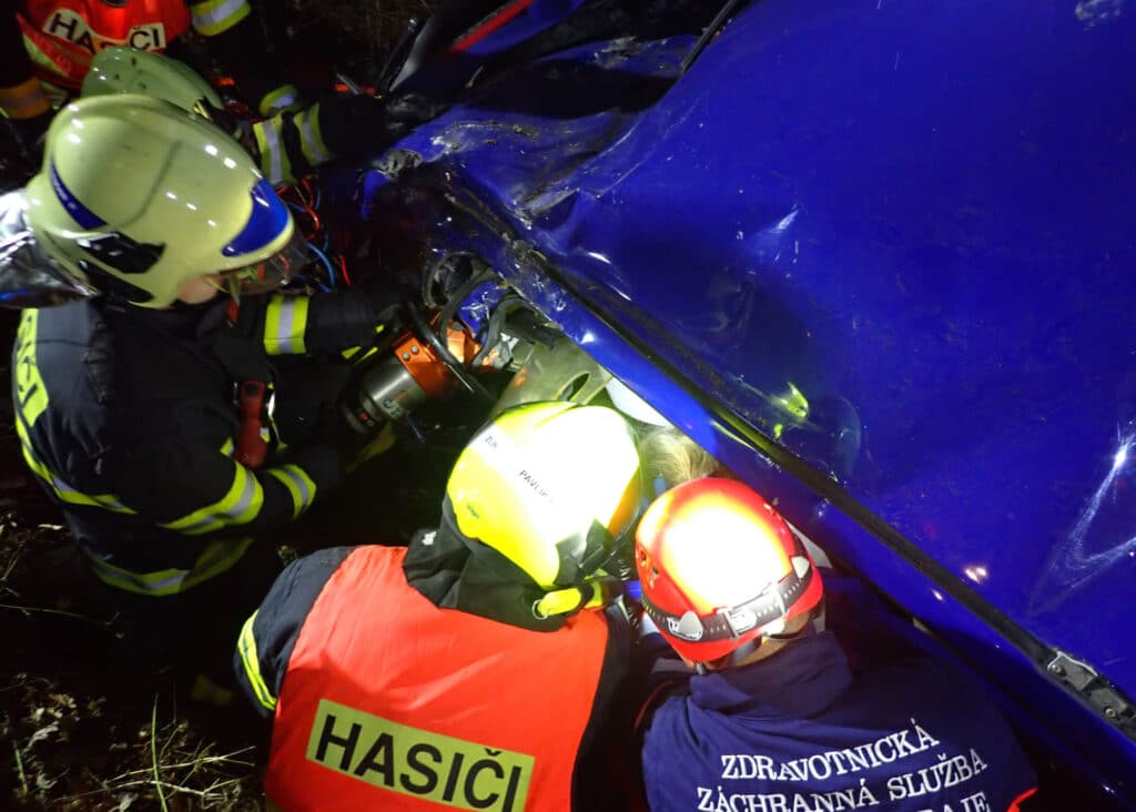 Vážná nehoda v Zádveřicích-Rakové na Zlínsku. Auto skončilo mezi stromy. Foto: HZS ZLK