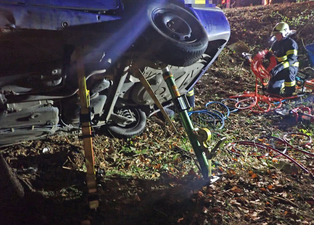 Vážná nehoda v Zádveřicích-Rakové na Zlínsku. Auto skončilo mezi stromy. Foto: HZS ZLK