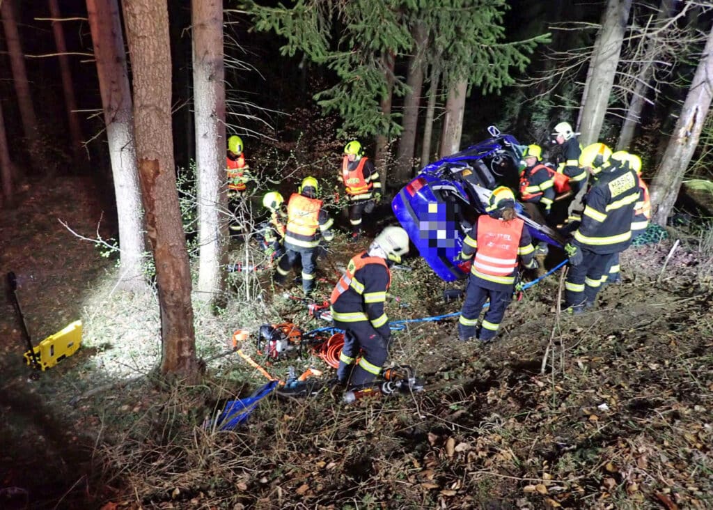 Vážná nehoda v Zádveřicích-Rakové na Zlínsku. Auto skončilo mezi stromy. Foto: HZS ZLK