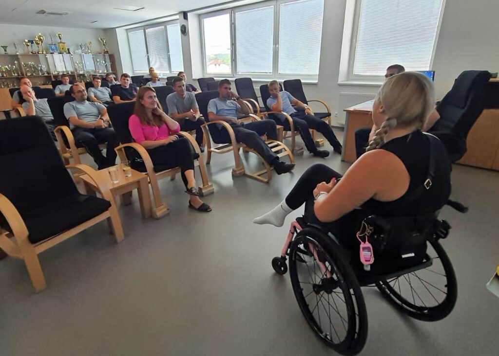 Viktorie přišla poděkovat hasičům ze stanice Zlín za záchranu života. Foto: HZS ZLK